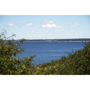 en Hjelm med Djursland i baggrunden