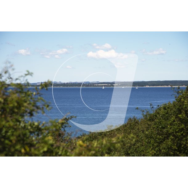 en Hjelm med Djursland i baggrunden