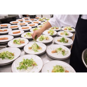 Anretning med forretter af laks i erhvervskkken