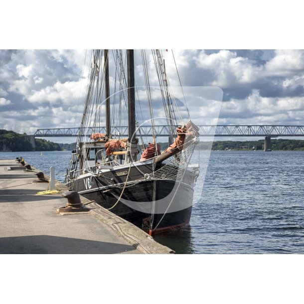 Det gode skib Aventura ligger til kaj i Middelfart, med den gamle Lilleblts Bro i baggrunden