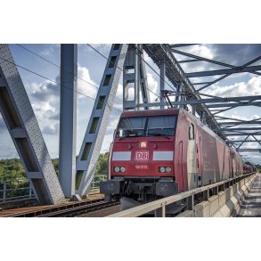 Et godstog trukket af et lokomotiv fra DB er p vej over den gamle Lilleblts bro