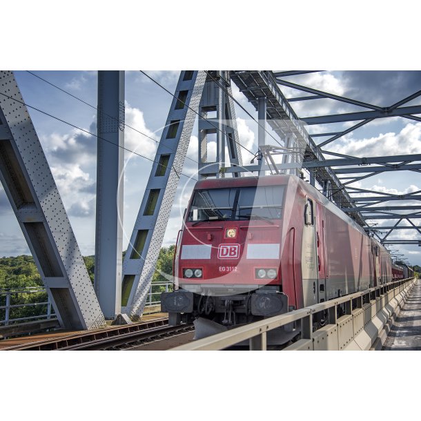 Et godstog trukket af et lokomotiv fra DB er p vej over den gamle Lilleblts bro