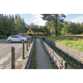 Cykel og gangsti mod tunnel under jernbanen ved Mosskov Pavillonen ved Store kss i Rold skov