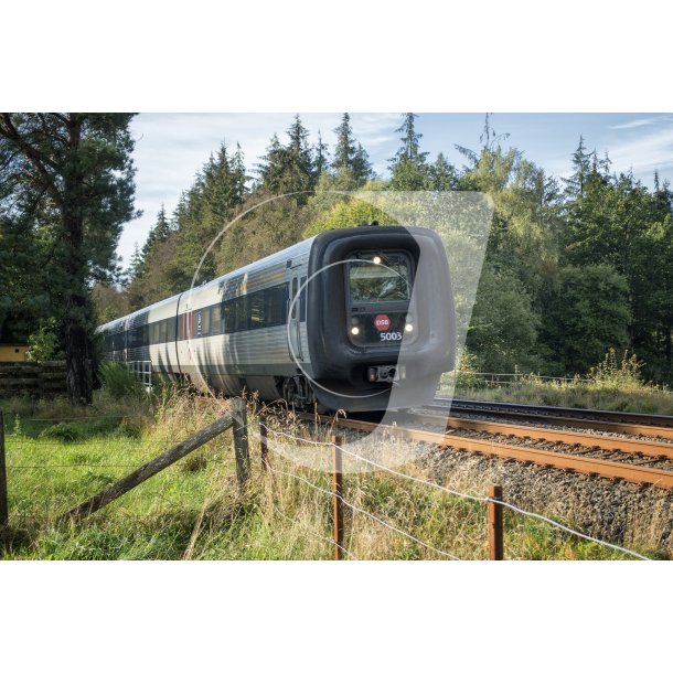 IC3 MFA 5003 p vej forbi parkeringspladsen ved Mosskov Pavillon tt p Store kss i Rold skov