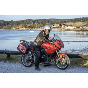 Sren Vestergaard holder pause ved Knebelbro p sinTriumph Tiger motorcykel