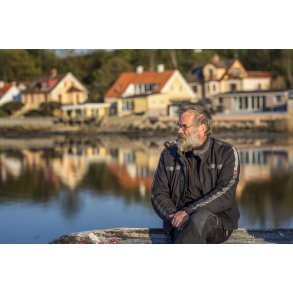 Sren Vestergaard holder en lilel rygepause ved Knebelbro en lun forrsaften