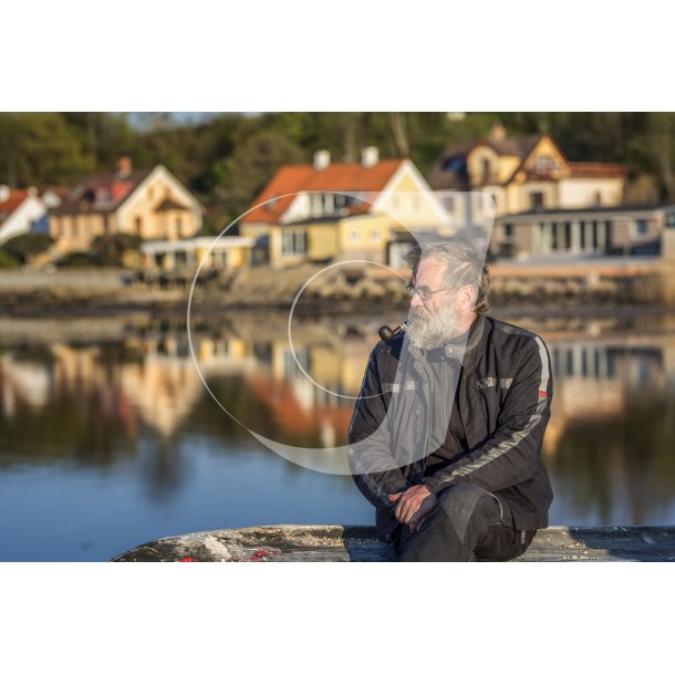 Sren Vestergaard holder en lilel rygepause ved Knebelbro en lun forrsaften