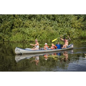 Glad familie i kano p� N�rre�en ved Fladbro