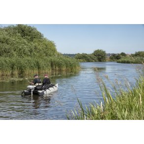 To fiskere i pontonb�d ved N�rre�ens udl�b i Guden�en t�t p� Fladbro