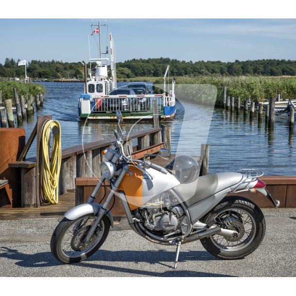 Aprilia Moto 6.5 Philippe Starck, ved frgelejet i Mellerup med Mellerup-Voer frgen i baggrunden.
