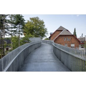 Gang og cykelbro over jernbanen i Lang�