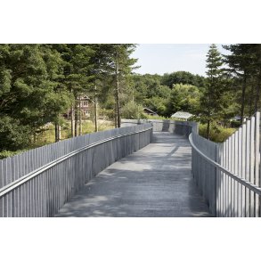 Gang og cykelbro over jernbanen i Lang�