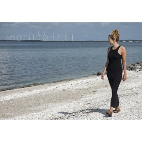 Annette H�jlund g�r her langs Limfjorden ved L�gst�r. I baggrunden vindm�llerne ved Aggersborg