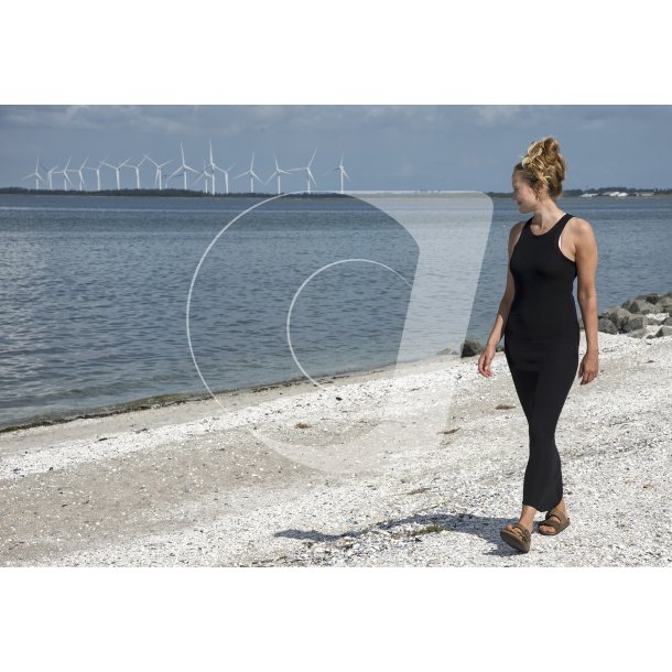 Annette Hjlund gr her langs Limfjorden ved Lgstr. I baggrunden vindmllerne ved Aggersborg