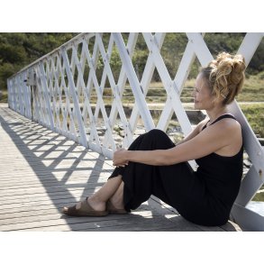 Annette H�jlund sider p� broen over Frederik den VII's kanal i L�gst�r