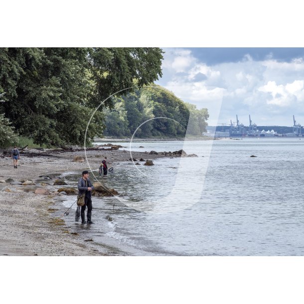 Lystfisker p Fljstrup strand med Aarhus i baggrunden