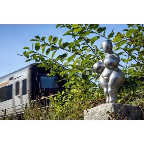 Ved indgangen til Store kss str ‘Moder Jord’. En skulpturen lavet af Michael Sasserson