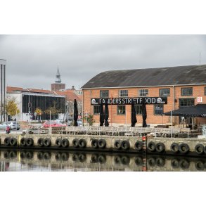 Randers Steet Food ved Guden�en og med Sct. Mortens kirke i baggrunden