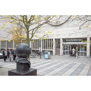 Busten af Karin Micha&euml;lis betragter indgangen til Kulturhuset i Randers