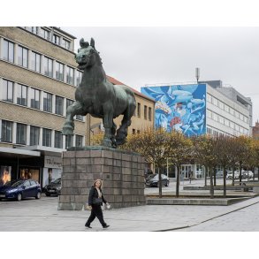 Den jyske hingst p� �stervold i Randers med gavlmaleri i baggrunden