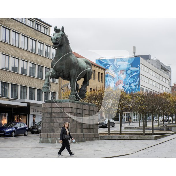 Den jyske hingst p stervold i Randers med gavlmaleri i baggrunden