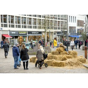 B�rn leger p� halmballer p� R�dhustorvet i Randers