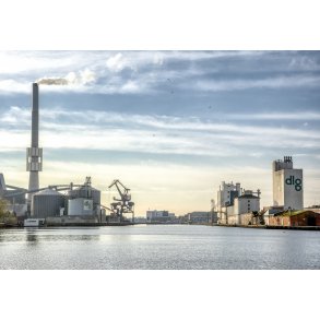 Indsejlingen til Randers Havn med Verdo's Kraftvarmev�rk til venstre