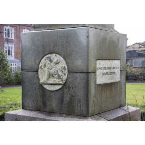 Mindesm�rke for general Moltke i T�jhushaven i Randers