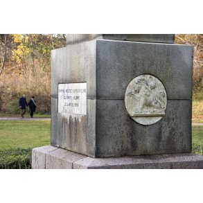 Mindesm�rke for general Moltke i T�jhushaven i Randers