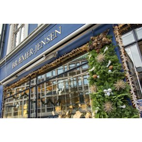 Guldsmed Br�mer-Jensen g�r meget ud af julepynt p� deres butik ved R�dhustorvet i Randers