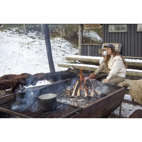 Maria Brinks Arianfar nyder en kop vildmarks kaffe ved Karpenhj Naturcenter p Mols