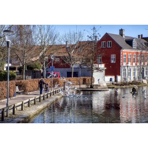 En lille dam med mger og fodgnger ved Pjentemllestrde i Svendborg