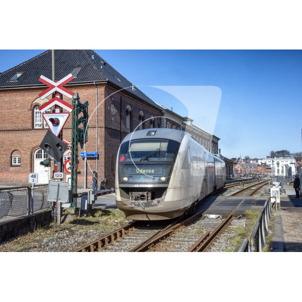 Arriva tog forlader Svendborg station i retning mod Odense