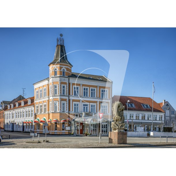 Skulpturen "Hvalfisken" foran Hotel r p havnen i Svendborg