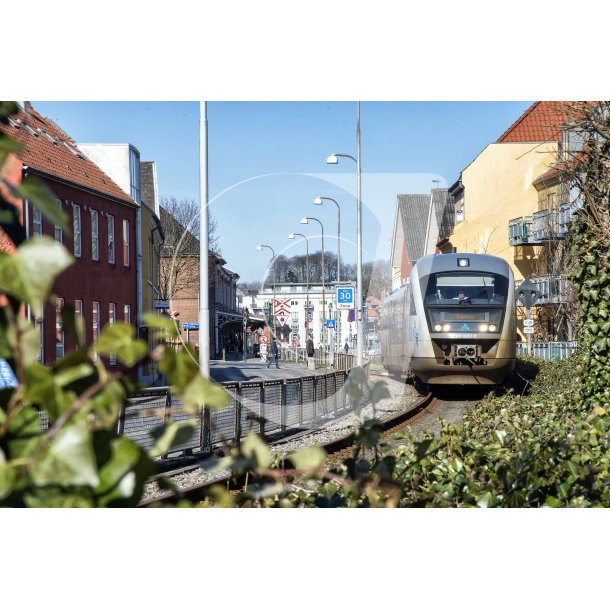 Arriva tog forlader Svendborg station i retning mod Odense