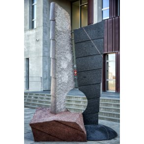 Skulpturen ​'3-delt Balance' fra 2016 foran retten i Svendborg