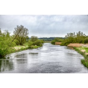 Guden�en set fra broen ved Lang�, med Grensten kirke i baggrunden
