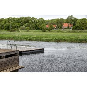 Guden�en t�t p� Ulstrup Marina med Ulstrup Slot og Jernbanen mellem Lang� og Viborg i baggrunden