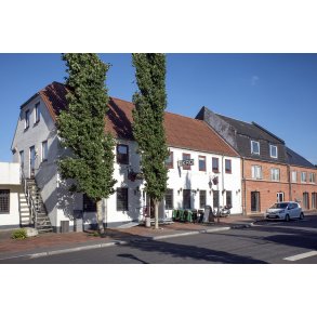 Ulstrup Kro ligger i Ulstrup lige ud til Guden�en og t�t p� Tr�kstien