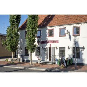 Ulstrup Kro ligger i Ulstrup lige ud til Guden�en og t�t p� Tr�kstien