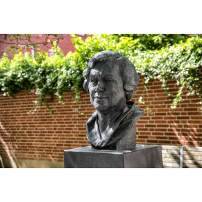Buste af Karin Micha&euml;lis foran Kulturhuset i Randers