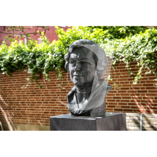 Buste af Karin Micha&euml;lis foran Kulturhuset i Randers