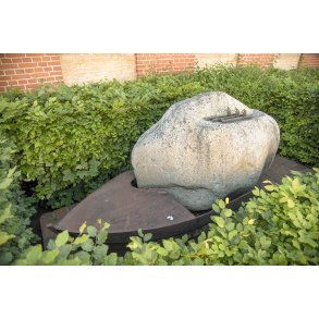 Stenskulptur med h�der til Guden�en lige over for Ulstrup Kro