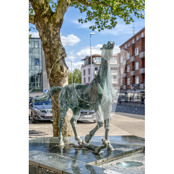 Helen Schou's skulptur "Hest overfaldes af slange" p Vestergades Torv i Randers