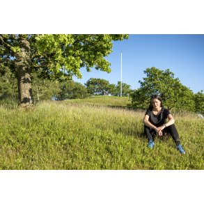 Heidi nyder udsigten fra toppen af Busbjerg t�t p� Guden�en. P� toppen er flagstang og borde