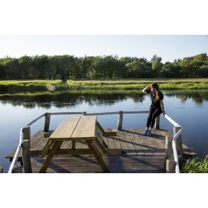 Ved Tr�kstien langs Guden�en, er der flere steder sm� terrasser i kanten af �en