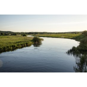 Aften sol over Guden�en ved �bro udenfor Lang�