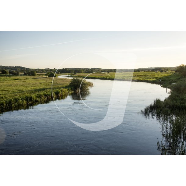 Aften sol over Gudenen ved bro udenfor Lang
