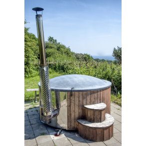 Vildmarksbad med 38 grader varmt vand og udsigt til hav og himmel ved Karpenhj Naturcenter p Mols