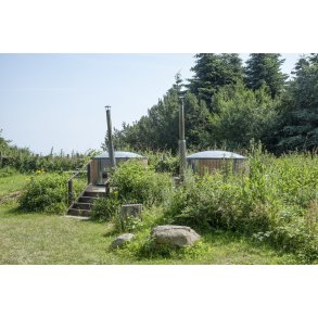 Vildmarksbade med 38 grader varmt vand og udsigt til hav og himmel ved Karpenhj Naturcenter p Mols